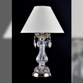 Lampe de nuit en verre dans la chambre à coucher avec l'abat-jour - métal argenté