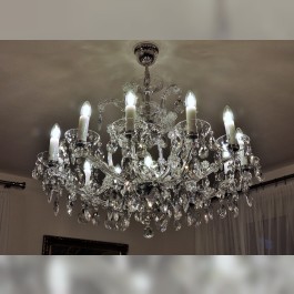 Vue générale d'un lustre thérésien en argent avec un ajustement pour le plafond inférieur