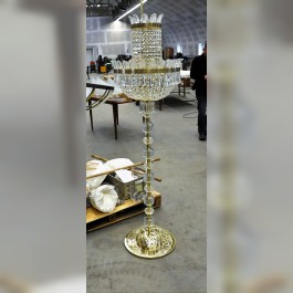 Très grand lampadaire en cristal de style Marie-Thérèse. Photo prise dans l'atelier à l'intention du client