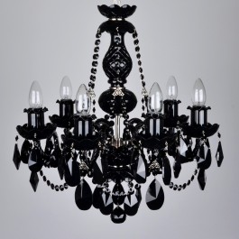 Le lustre à 6 branches en cristal argenté avec des amandes noires et des chaînes en cristal noir.