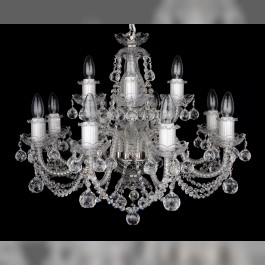 Lustre en cristal argenté avec boules taillées dans le salon