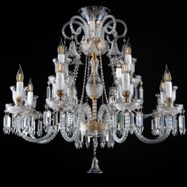 Lampe luxueuse de Baccarat au plafond du salon