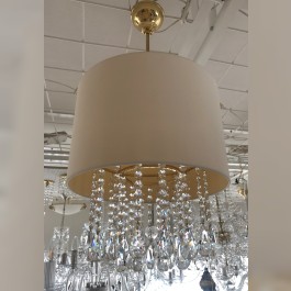 Lustre en cristal avec un grand abat-jour en textile