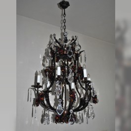 Lustre en laiton brun foncé avec garnitures en cristal plat et rosace de plafond décorative en laiton moulé.