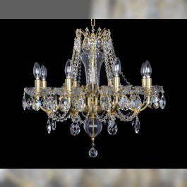 Détail d'un lustre en cristal avec des bras en laiton mat (brossé)