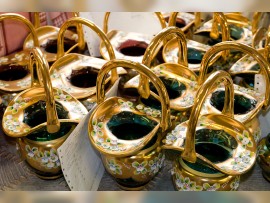 Verre traditionnel de Bohême - paniers en verre peints en or