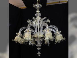 Une reproduction d'époque d'un lustre de Murano