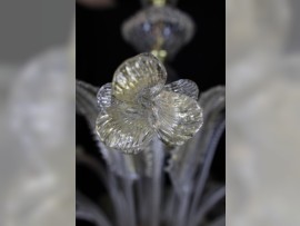 Fleur de pavot en verre avec des paillettes dorées