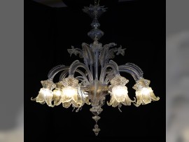 Une photo du lustre extravagant dans toute sa splendeur