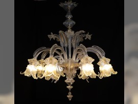 Une photo du lustre extravagant dans toute sa splendeur (2)