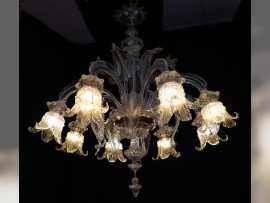 La lumière met en valeur la teinte dorée des éléments en verre de ce lustre d'époque