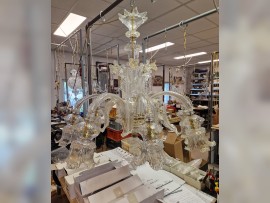 Installation d'un lustre de Murano dans un atelier