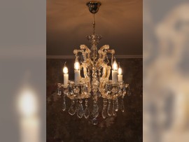 Petit lustre de Marie-Thérèse à 5 flammes avec des bouquets de fleurs taillées à la main.
