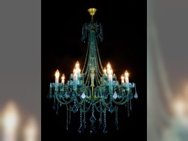 Lustre en cristal turquoise 12 branches avec tubes en verre blanc (état allumé)