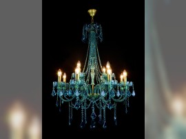 Lustre décoratif en cristal bleu-vert avec tubes en laiton doré (lorsqu'il est allumé)