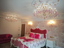 Chambre à coucher rouge - version à 18 ampoules avec des amandes en cristal dans un abat-jour violet