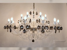 Modèle à 18 branches, orné de finitions en métal argenté et de cristaux fumés