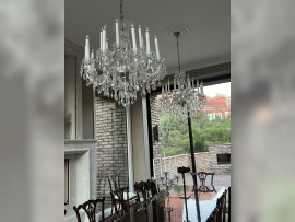Grand lustre victorien en cristal avec de longues bougies, de style français
