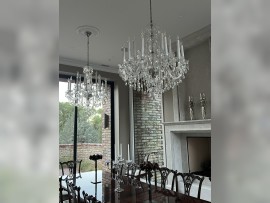 Ces lustres sont non seulement magnifiques, mais aussi pratiques, grâce à leurs bras en verre résistants.