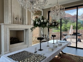Des lustres en cristal dans la salle de réception pour créer une atmosphère sublime empreinte d'opulence.
