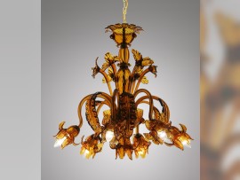 Lustre de Murano à 6 branches en verre topaze avec des iris.