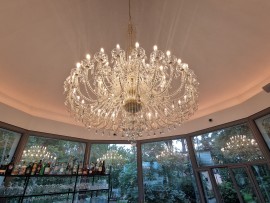 Sous le lustre se trouve un bar avec des boissons et des desserts pour les clients.