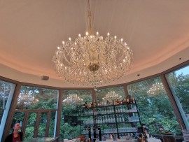 Vue d'un lustre luxueux sous un autre angle