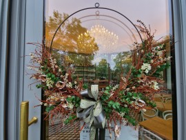 Porte d'entrée du belvédère avec un lustre. La porte avec des décorations d'automne est complétée par l'éclat du lustre.
