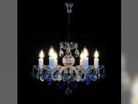 Un petit lustre en métal mat et garnitures bleu saphir