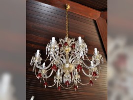Lustre Baccarat clair avec cloches en verre rubis
