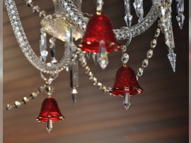 Détail des cloches rouges distinctives en verre de cristal taillé