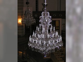 Détail d'un lustre en argent de Marie-Thérèse éteint à 48 ampoules