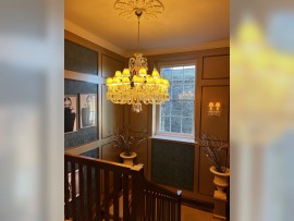 Lustres Baccarat dans l'intérieur réel d'une maison de luxe - Comté de Royaume-Uni (1)