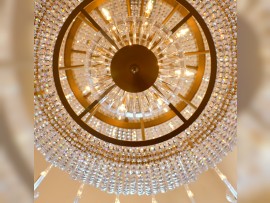 Vue du dessous du lustre en forme de panier
