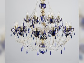 La moitié inférieure d'un luxueux lustre bleu.