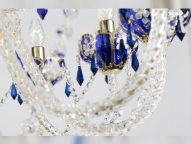 Détail des bras en verre torsadé et des coupes en verre bleu saphir