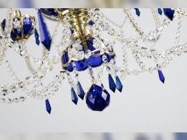 Boule de cristal bleue et gouttes de cristal