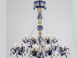 La moitié supérieure d'un luxueux lustre bleu.