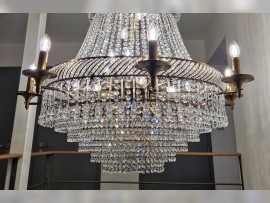 Détail du lustre : perles taillées, strass en cristal et gouttes de verre
