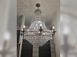 Lustre en forme de panier en strass, avec des branches à l'intérieur