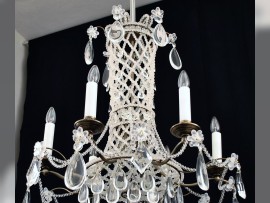 Détail du lustre en laiton incrusté de perles