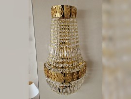 Petite applique en laiton poli ornée de petites décorations en laiton moulé