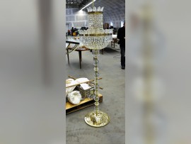 Luxueux lampadaire Marie-Thérèse avec un grand panier en strass et des feuilles de palmier. Verre de cristal taillé massif.