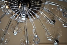 Détail du lustre en argent et verre taillé