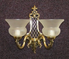 Applique à deux bras en fonte avec vases sablés