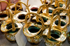 Verre traditionnel de Bohême - paniers en verre peints en or