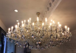 Grand lustre thérésien 63 ampoules dans un intérieur bas