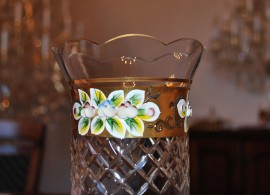 Vase à bulbe décoré de fleurs émaillées