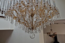 Longs chandeliers en verre bougies typiques de l'époque Louis XVI