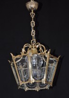 Lanterne en laiton moulé avec lumière entière en verre plat taillé à la main